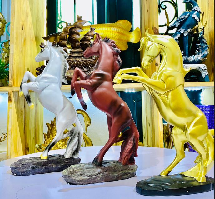 mau-tuong-ngua-dung-trang-tri-phong-thuy-cho-phong-khach