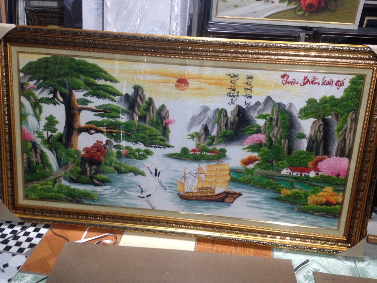 mau-tranh-theu-chu-thap-thuan-buom-xuoi-gio-dep