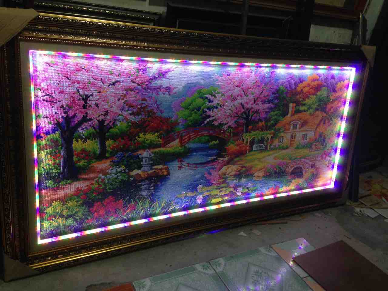 dong-khung-tranh-dinh-da-co-den-led