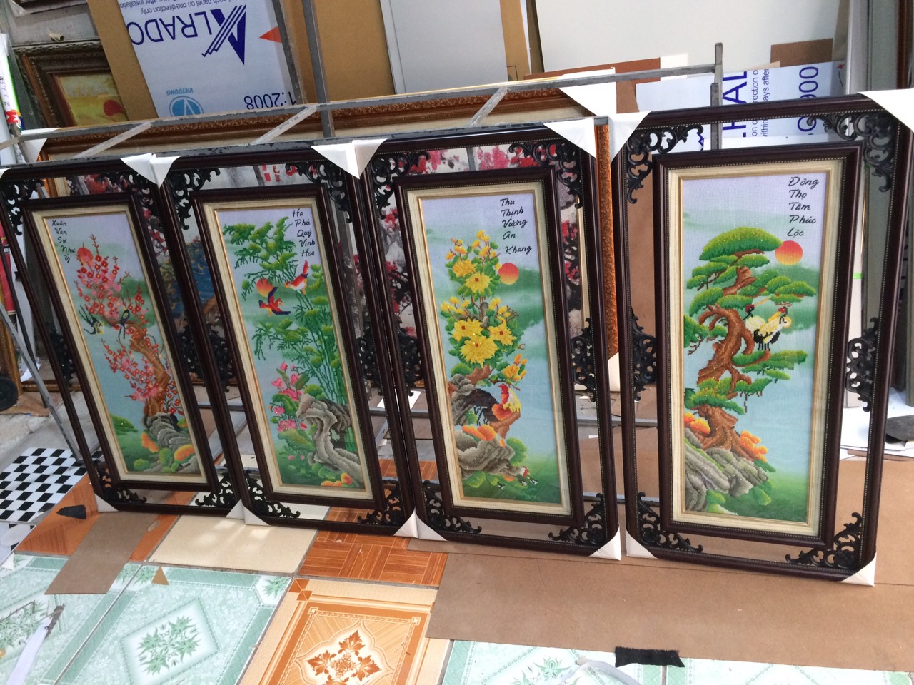 dong-khung-tranh-theu-chu-thap-bo-tu-quy-dep