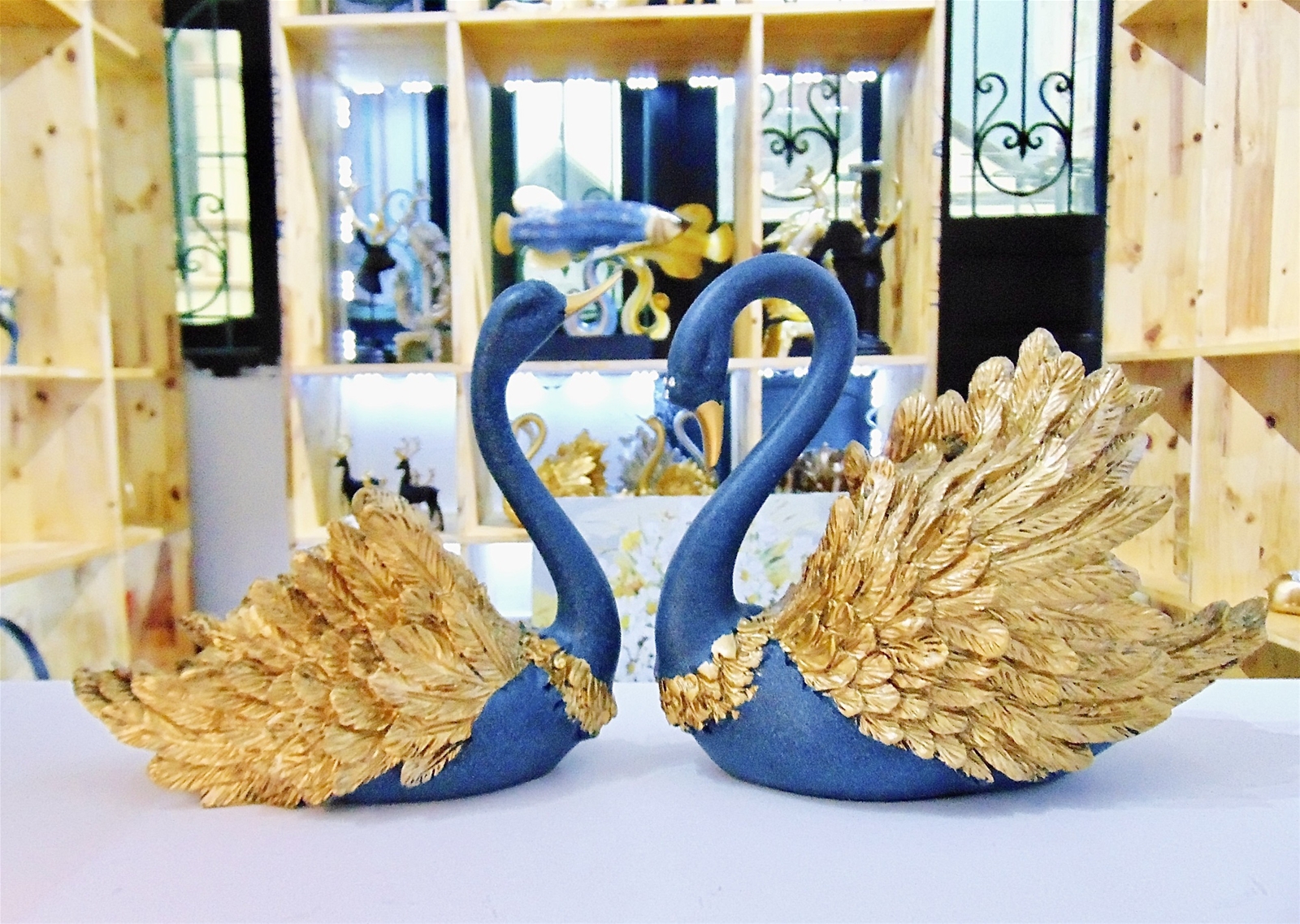 tuong-doi-thien-nga-trang-tri-ban-tiec-ngay-cuoi-tuyet-dep