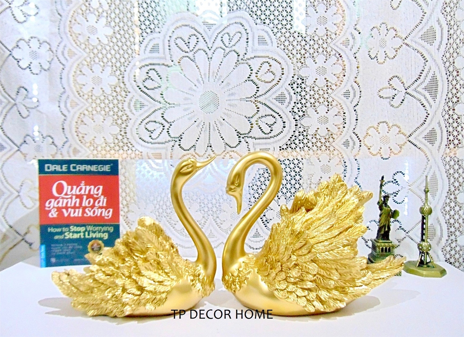 trang-tri-noi-that-gia-dinh-voi-doi-thien-nga-mau-vang-cuc-dep