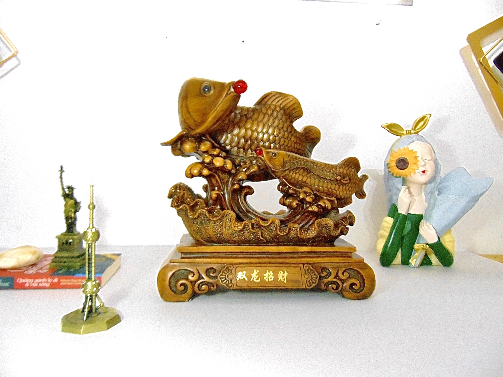 tuong-ca-chep-ngam-ngoc-trang-tri-phong-khach